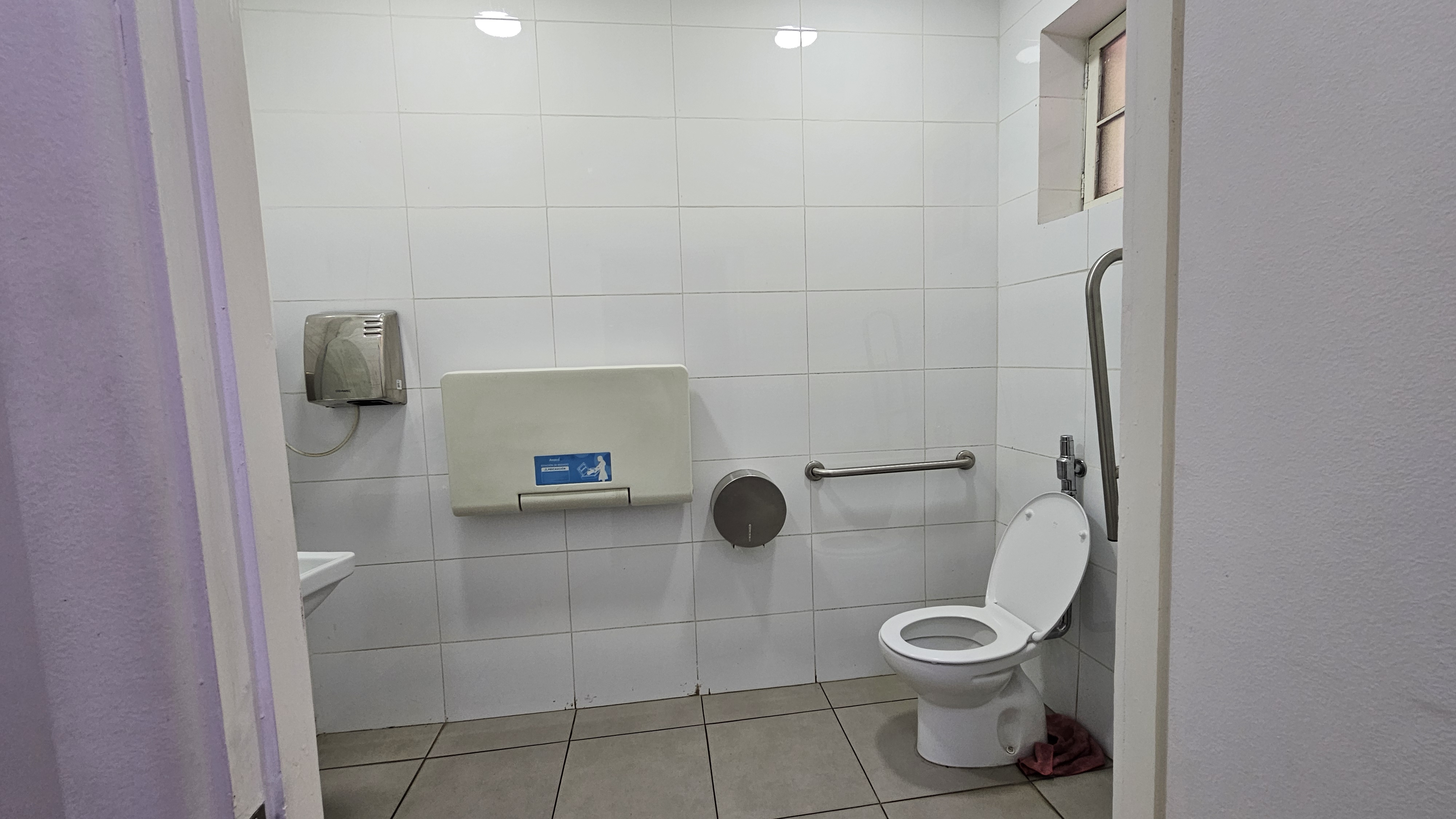 Fotografía que destaca que El baño cuenta con gran espacio y la accesibilidad necesaria según la normativa